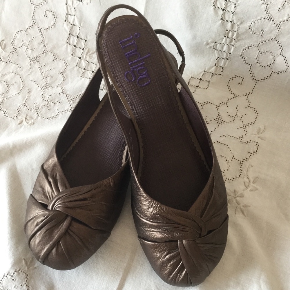 “Indigo” by Clarks. Bronze Low Heel Slingback Size 8